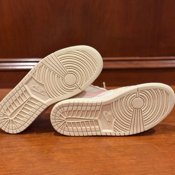 Nike Air Jordan 1 Low SE Sneakers ‘Muslin Legend Pink’ - Picture 4 of 4